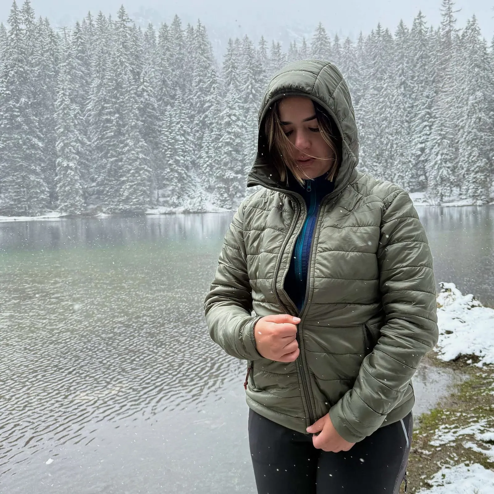 Ženska ultralagana jakna sa kapuljačom — Detelinsko zelena (11)